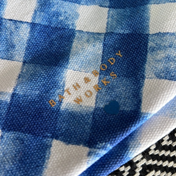 Bath & Bodywork’s stress relief candle with gift bag - Picture 2 of 6